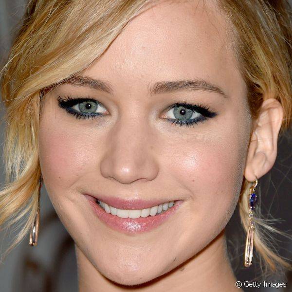 Jennifer Lawrence usou a sombra para delinear os olhos de uma forma cl?ssica e inovou usando preto na p?lpebra superior ao mesmo tempo que tinha azul na p?lpebra inferior